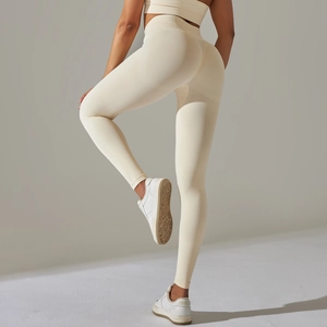 Détail du legging de yoga crème à taille haute montrant l'effet galbant des fesses