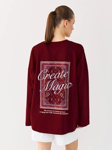 Detaillierte Rückansicht eines dunkelroten Oversize-T-Shirts mit Vintage-Print im Perserstil
