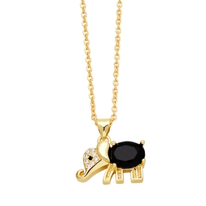 Detail van een gouden olifant hanger met zwarte edelsteen en witte zirkonia steentjes
