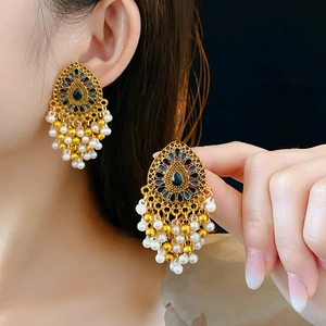 Détails de boucles d'oreilles vintage en or avec émail coloré et perles blanches