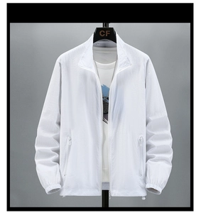 Détail de la veste de protection solaire blanche avec col montant et poches zippées