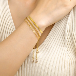 Ensemble de trois bracelets plaqués or 18k avec mailles serpent, cubaines et trombone
