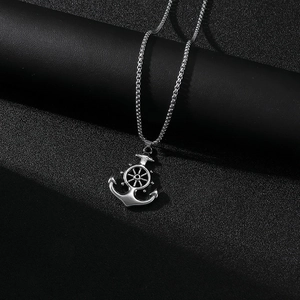 Vue détaillée d'un collier en acier inoxydable avec pendentif ancre et barre argenté