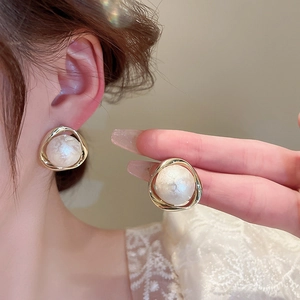 Minimalist geometric gold earrings with white imitation pearl for stylish women