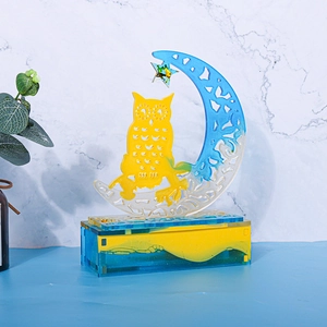 Detail der Eulen- und Mondharz-Deko mit bunter, mehrschichtiger Gusstechnik für DIY-Fans