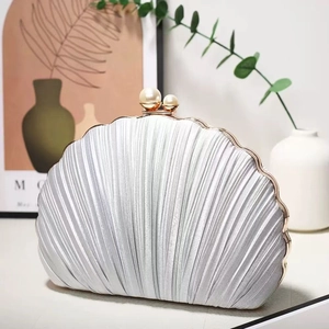 Pochette a conchiglia argento con texture a pieghe e chiusura a perla per serate