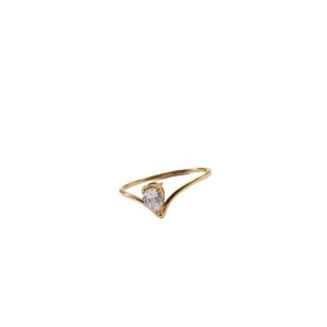 18K gold-plated V-shaped minimalist ring with sparkling pear-cut cubic zirconia stone