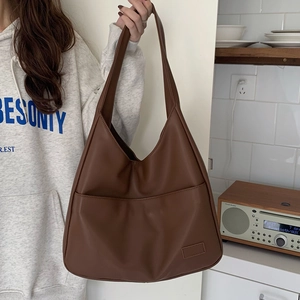 Nahaufnahme der großen braunen PU-Leder-Einkaufstasche mit minimalistischem Design