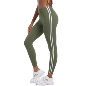 Détail du legging de yoga taille haute vert olive avec rayures latérales blanches élégantes