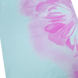 Detailopname van lichtblauwe stof met artistieke roze bloemenprint in aquarelstijl