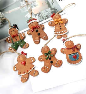 Set van 6 peperkoekman ornamenten van hars met handgeschilderde details en touwtjes