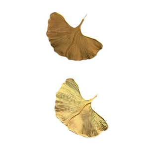 Orecchini a foglia di ginkgo dorati vintage con dettagliate venature radiali