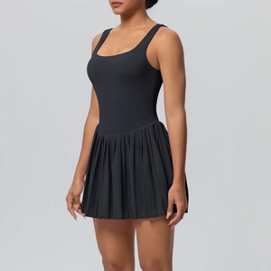 Détail d'une robe de sport noire plissée en tissu élastique pour le tennis et le fitness