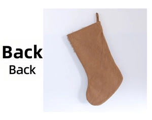 Vue arrière d'une chaussette de Noël en peluche marron avec boucle de suspension en tissu