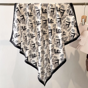Carré de soie en sergé 90cm avec motifs de lettres abstraites noires et bordure contrastée
