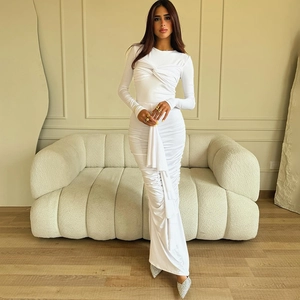 Robe moulante blanche à manches longues avec fronces latérales et détails drapés élégants