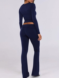 Vista posteriore del set in maglia blu navy con top corto a maniche lunghe e pantaloni a zampa
