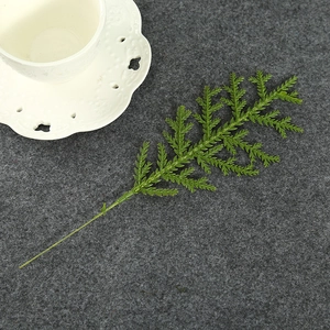 Detail van een kunstmatige groene dennennaalden tak voor DIY kerstversiering decor