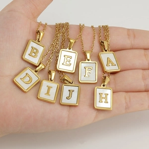 Colliers en acier inoxydable doré avec 26 lettres majuscules sur pendentifs en nacre