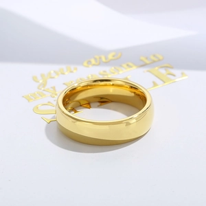 Vue macro d'une bague de 6mm en acier inoxydable doré avec fini poli miroir