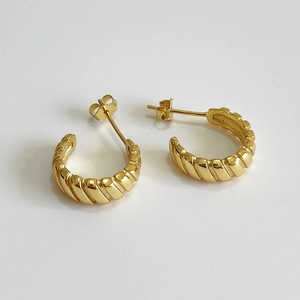 Chic 925 sterling silver golden C-shaped hoop earrings with a stylish twisted gear texture