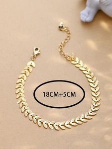 Detailed macro view of 18k gold wheat ear bracelet showing 18cm length and 5cm extension