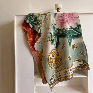 Nahaufnahme einer Vintage-Strickdecke mit Quasten auf weißem Ständer im weichen Licht