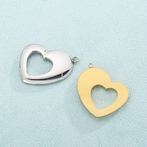 Pendentifs en forme de cœur évidé en métal doré et argenté, finis poli et brossé