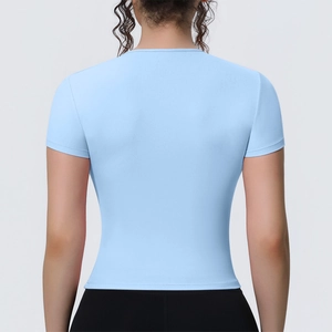 Vue détaillée du dos d'un t-shirt de yoga bleu clair cintré en tissu respirant et extensible