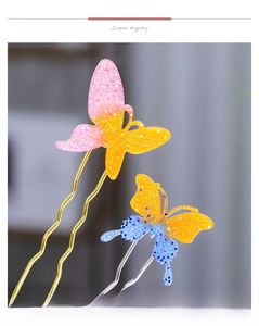 Détail d'épingles à cheveux papillon en résine dégradée avec paillettes et tiges dorées