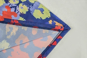 Détail de couture de haute qualité sur tissu en maille aux motifs floraux colorés