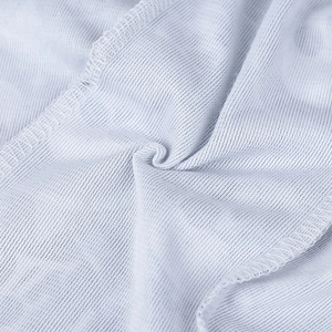 Gros plan du tissu en maille blanche du bonnet montrant les coutures et la texture douce