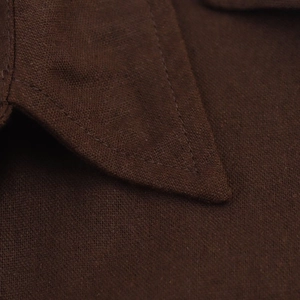 Détail de la couture du col et texture du lin sur une robe midi marron foncé