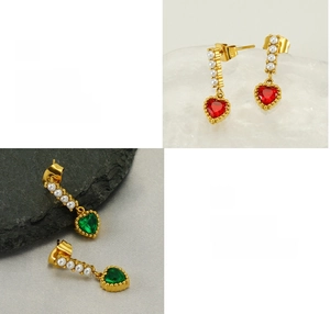 Dettaglio orecchini a cuore in zircone placcati oro 18K con perle bianche eleganti