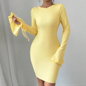 Gros plan détaillé sur la robe en maille jaune avec manches évasées et poignets noués