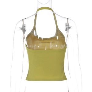 Détail du dos d'un débardeur vert en maille côtelée sur un mannequin transparent