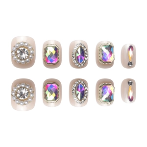 Faux ongles courts ronds rose nude avec perles et cristaux aurora en lot de 10 pièces