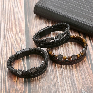 Set bracciali uomo Albero della Vita in pelle con perle di pietra naturale su fondo legno