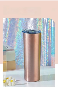 Vue détaillée du gobelet étroit en acier inoxydable or rose avec couvercle et fini mat