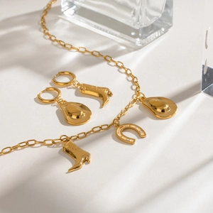 Ensemble bijoux en acier doré avec pendentifs bottes et chapeau de cowboy