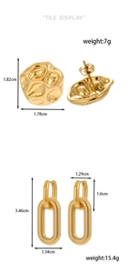 Détail de boucles d'oreilles dorées en acier inoxydable avec spécifications de taille et poids