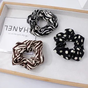 Gros plan de chouchous en tissu à motifs zèbres et pois dans un plateau