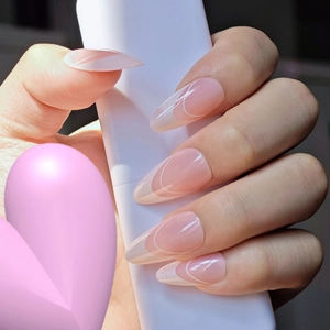 Uñas postizas de almendra rosa con puntas francesas blancas y diseño de líneas finas.