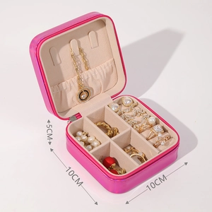 Macro detail of portable pink jewelry box showing 10cm x 5cm dimensions and inner storage