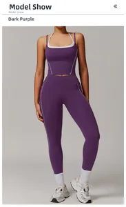 Ensemble de yoga violet foncé à taille haute avec liserés blancs contrastés sur modèle