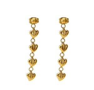 Détail de boucles d'oreilles pendantes dorées 18k avec quatre cœurs texturés empilés