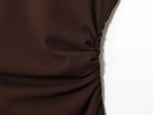 Detailansicht des tiefbraunen Strickstoffs mit gerafftem Design und Textur