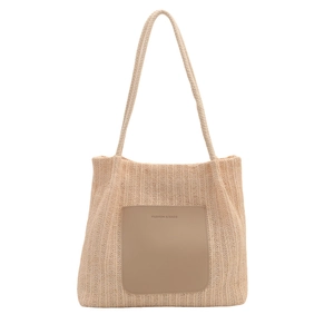 Große beige geflochtene Strohtasche mit Schultergurten und modischem Leder-Patch-Detail
