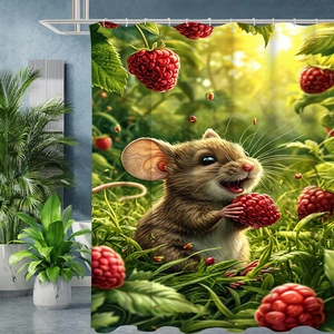 Detail eines wasserdichten Duschvorhangs mit süßem Maus-Motiv und weißen Aufhängeringen