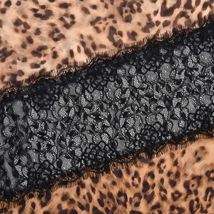 Détail du tissu à imprimé léopard avec dentelle noire sur une robe moulante sexy